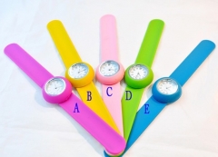 Une variété de formes et de couleurs montre des montres mignonnes et de haute qualité pour enfants